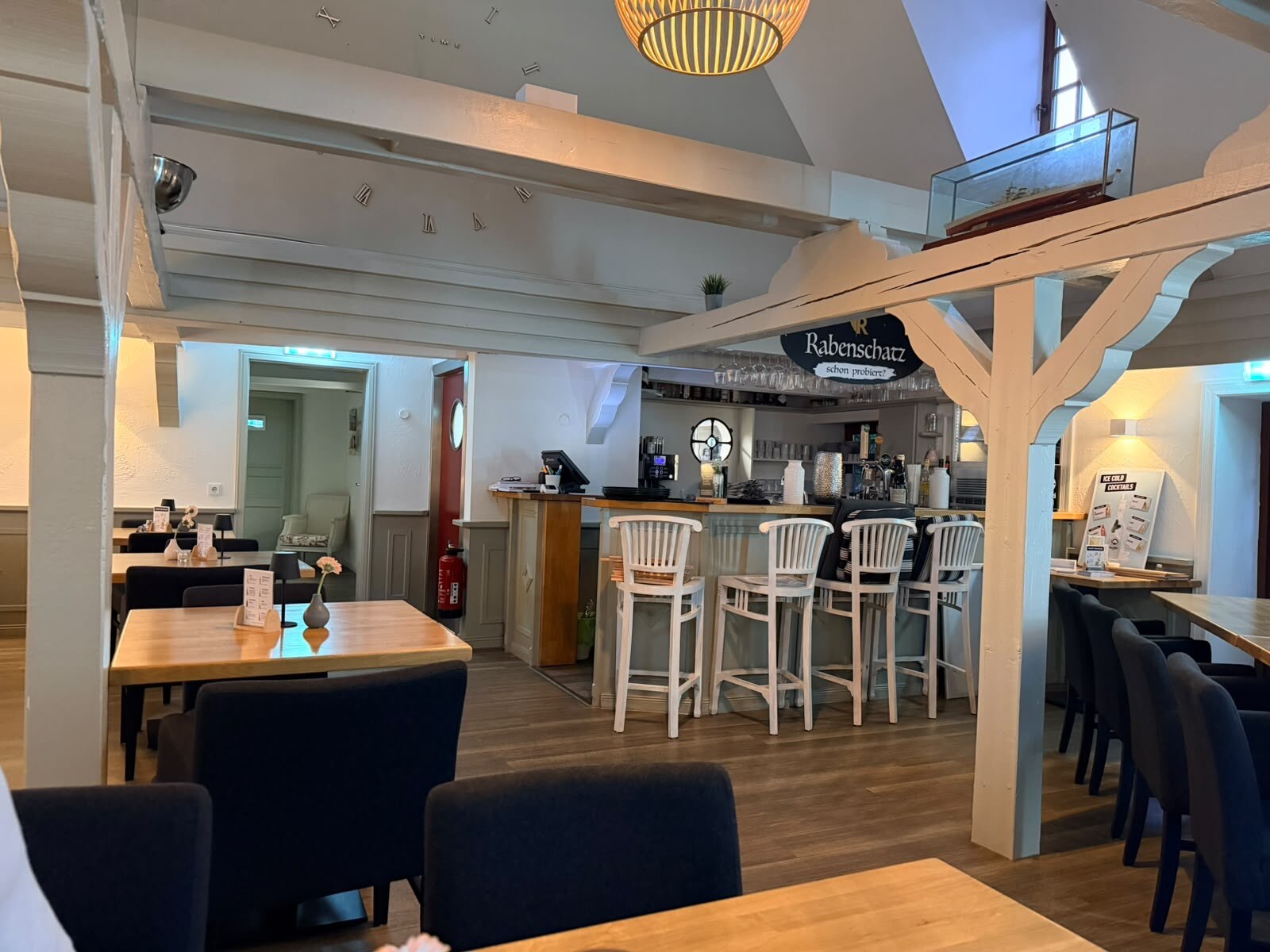 Blick über den Gastraum zur Bar