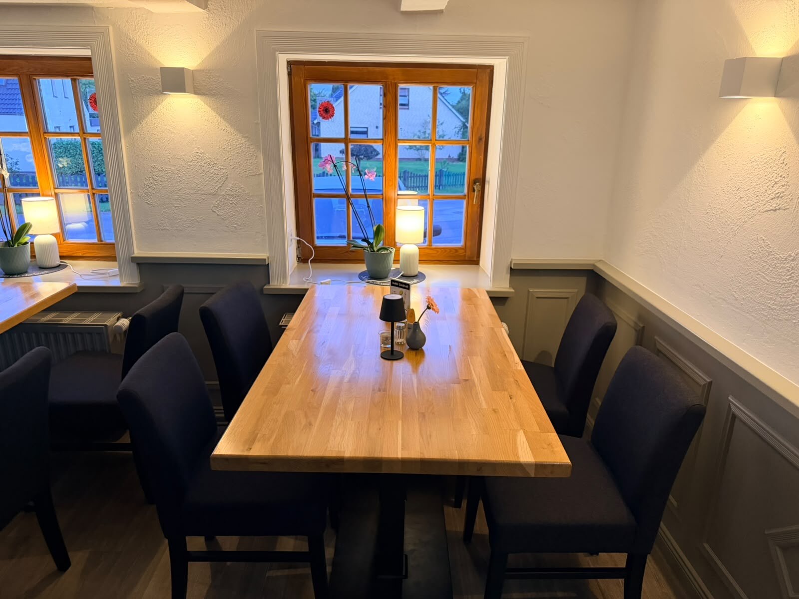 Lange gedeckte Tafel am Fenster
