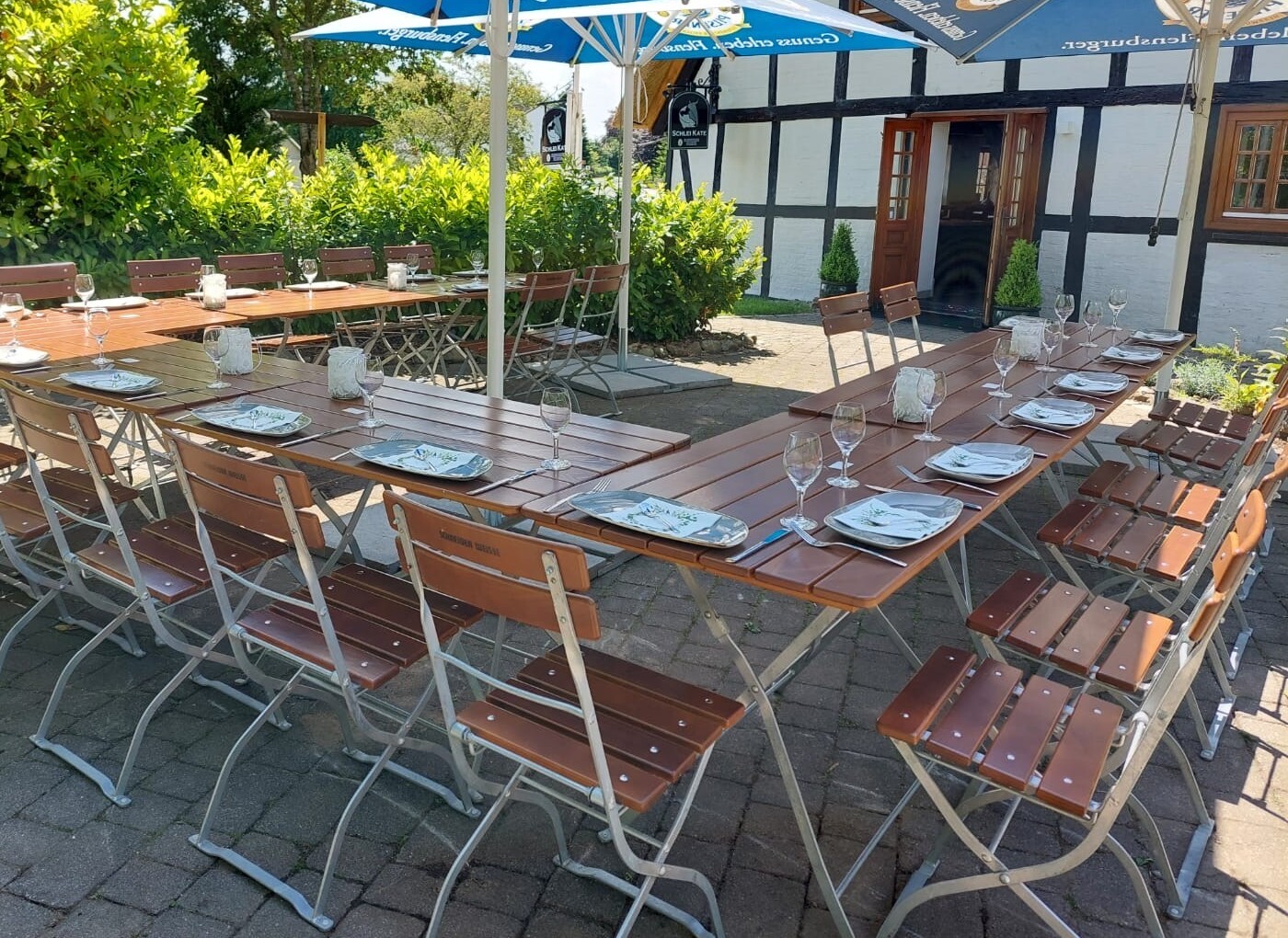 Lange gedeckte Tafel auf der Außenterrasse der Schlei Kate