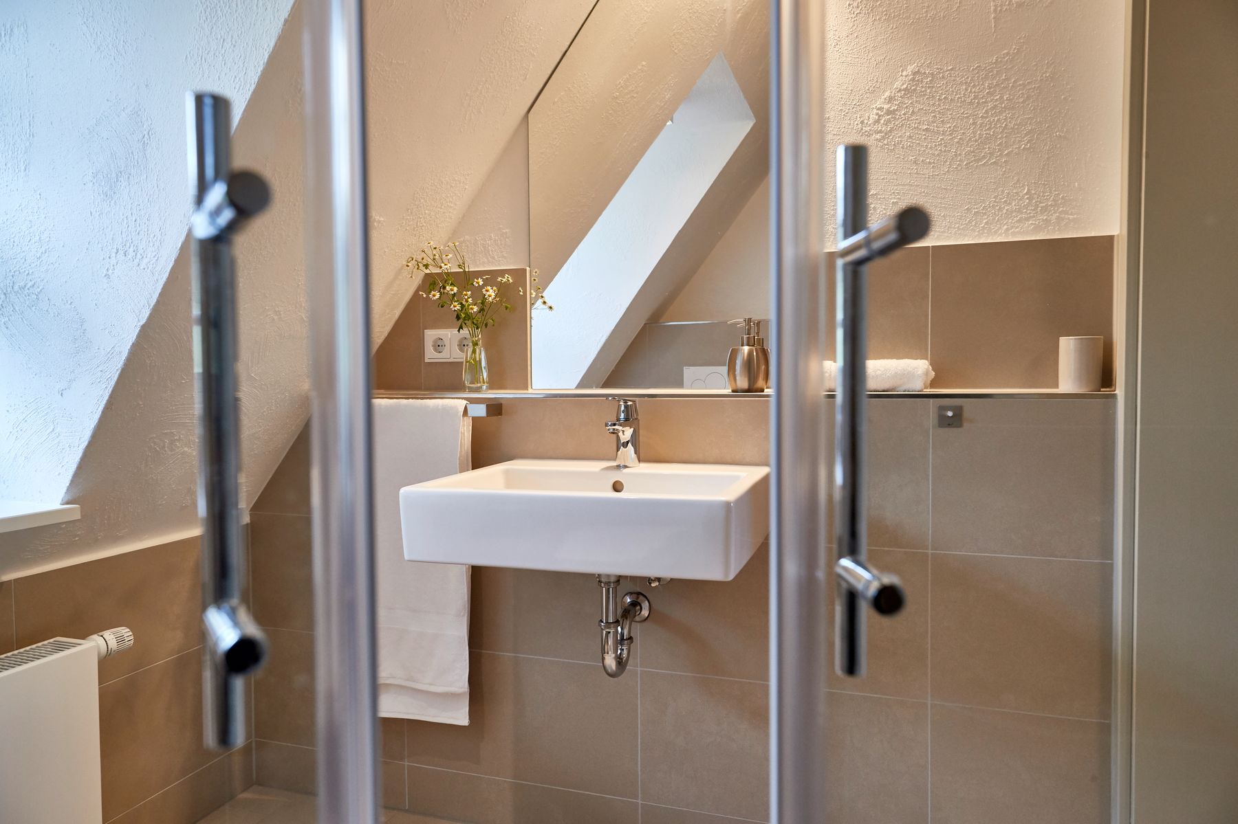 Waschbecken und Dusche in Gästezimmer 1