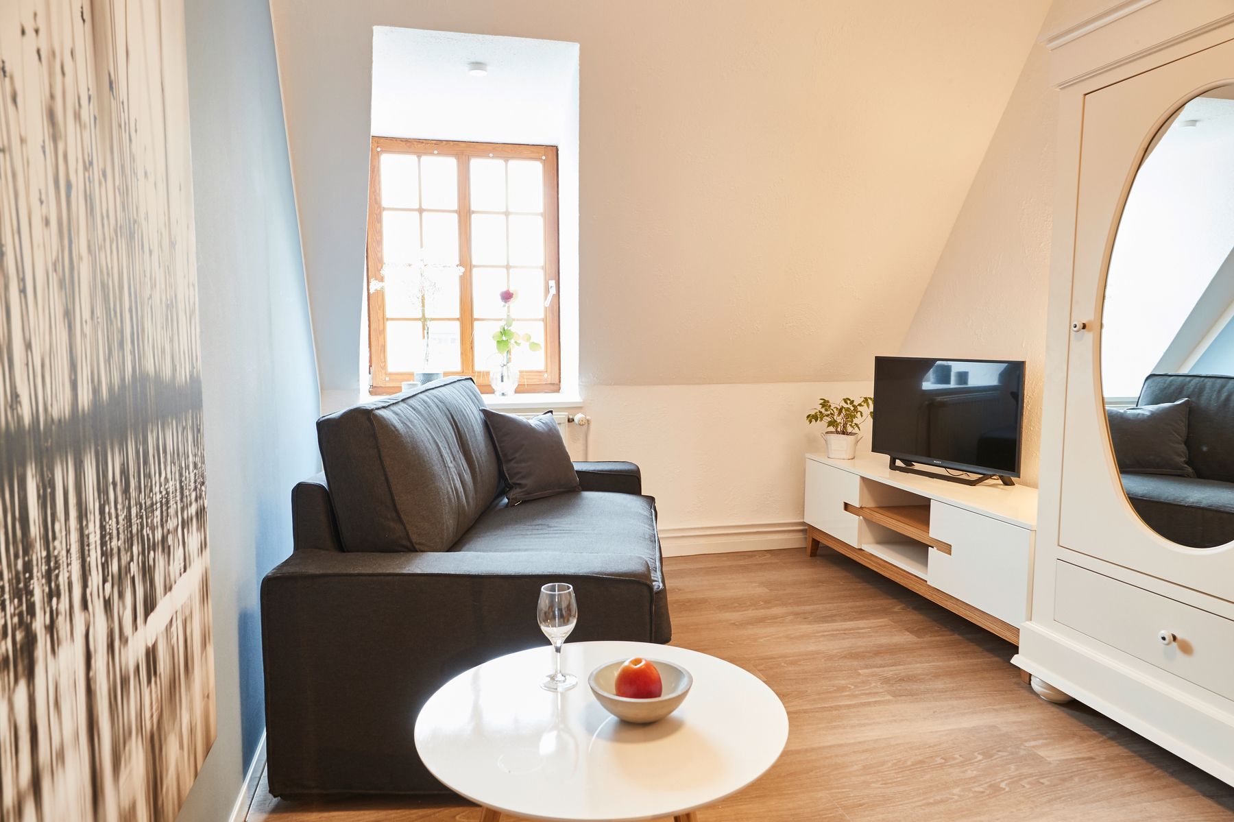 Gästezimmer mit Sofa und Fernseher