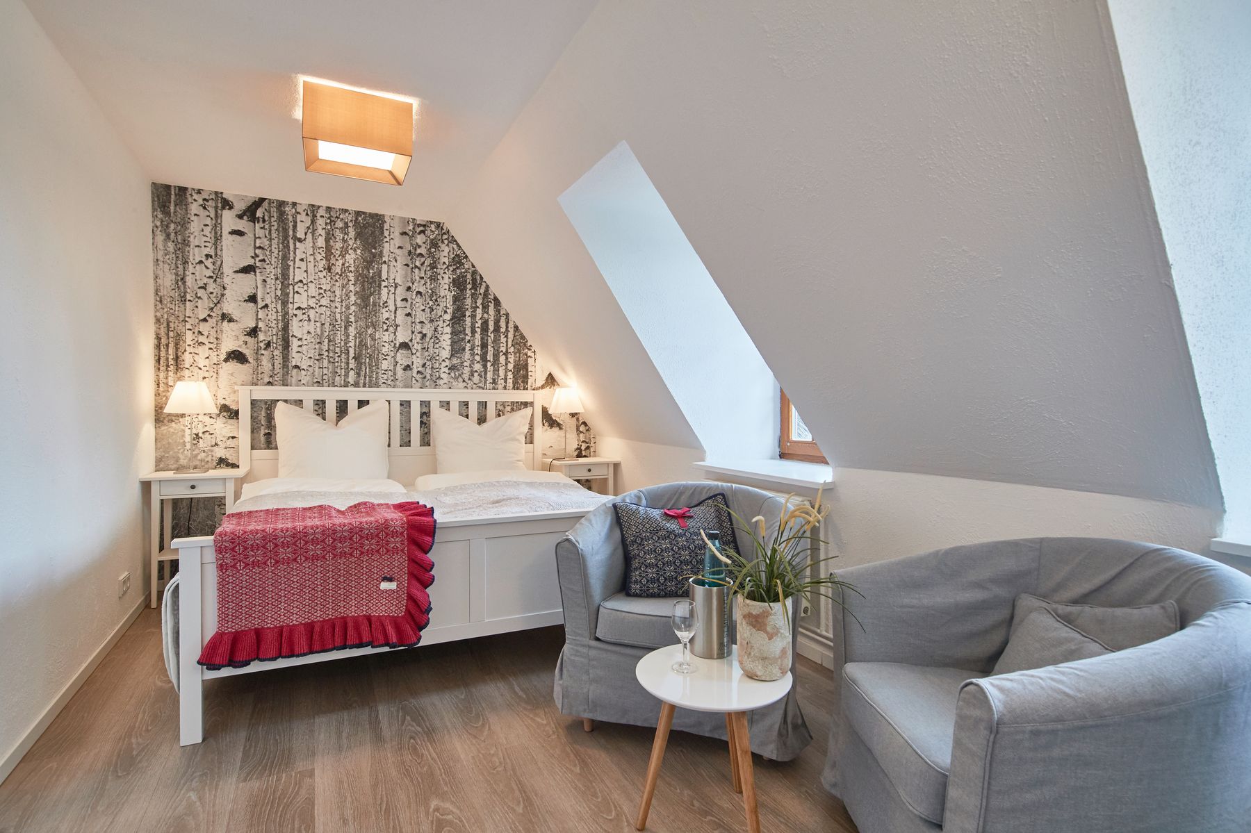 Gästezimmer mit Bett und Sesseln