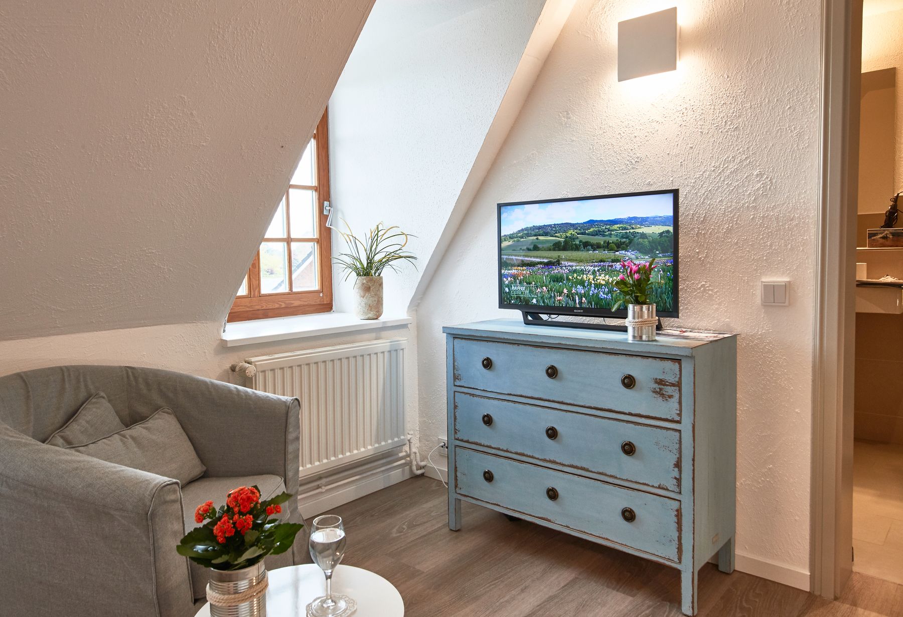 Gästezimmer 2 mit Kommode und Fernseher