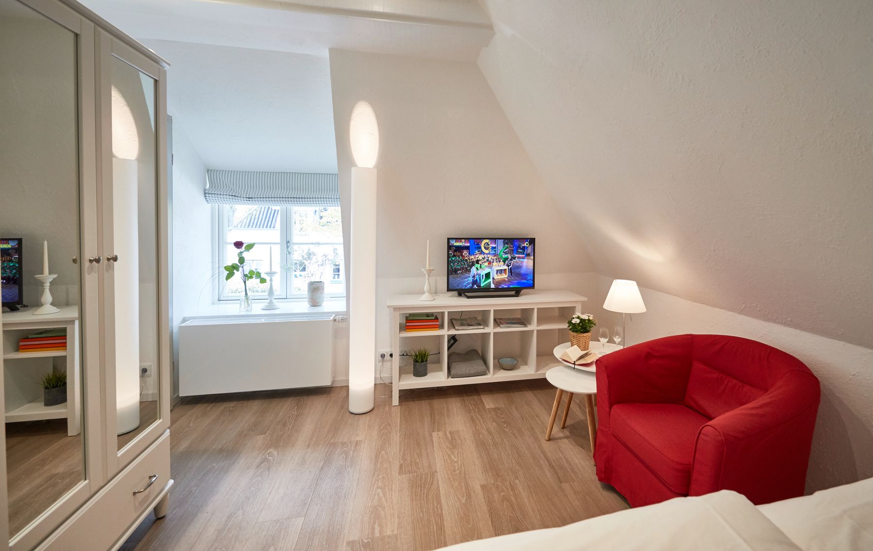 Gästezimmer 3 mit Kleiderschrank und Fernseher