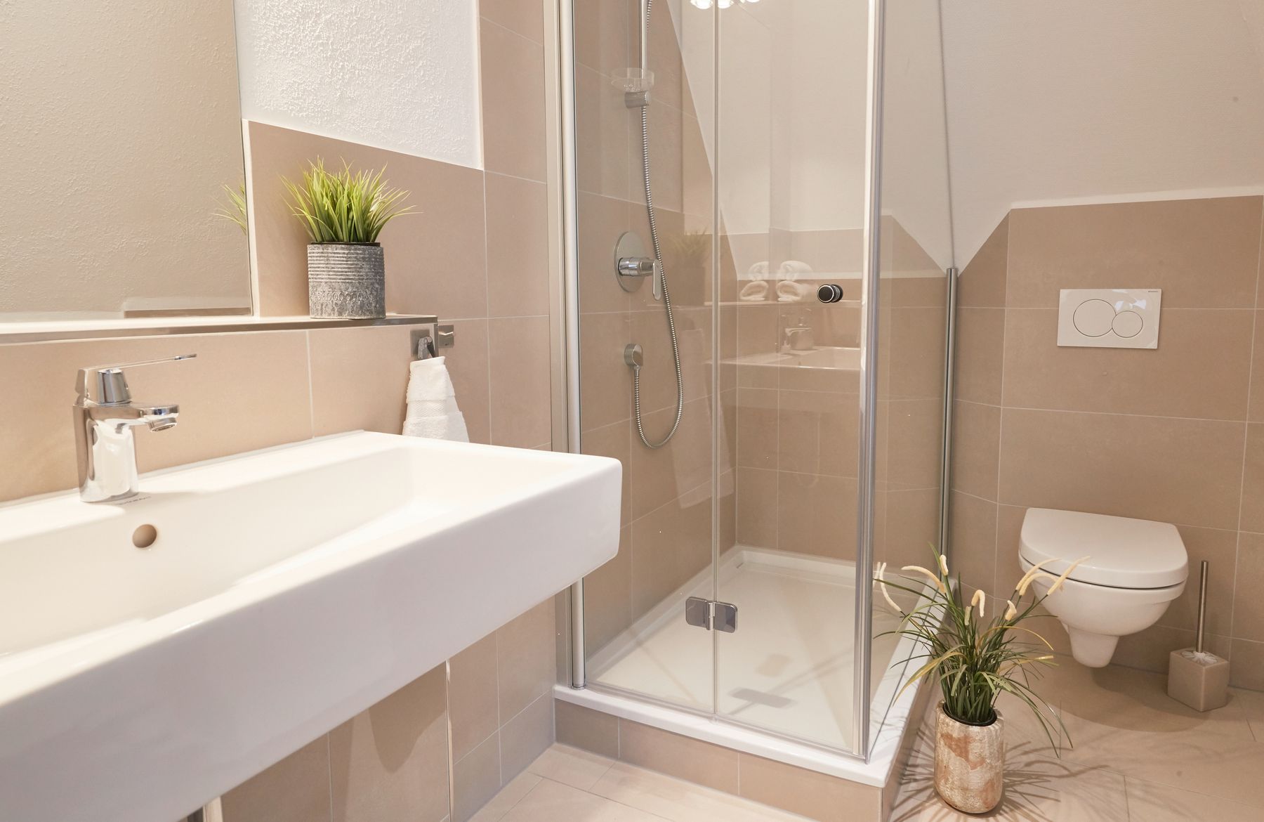 Waschbecken und Dusche in Gästezimmer 3