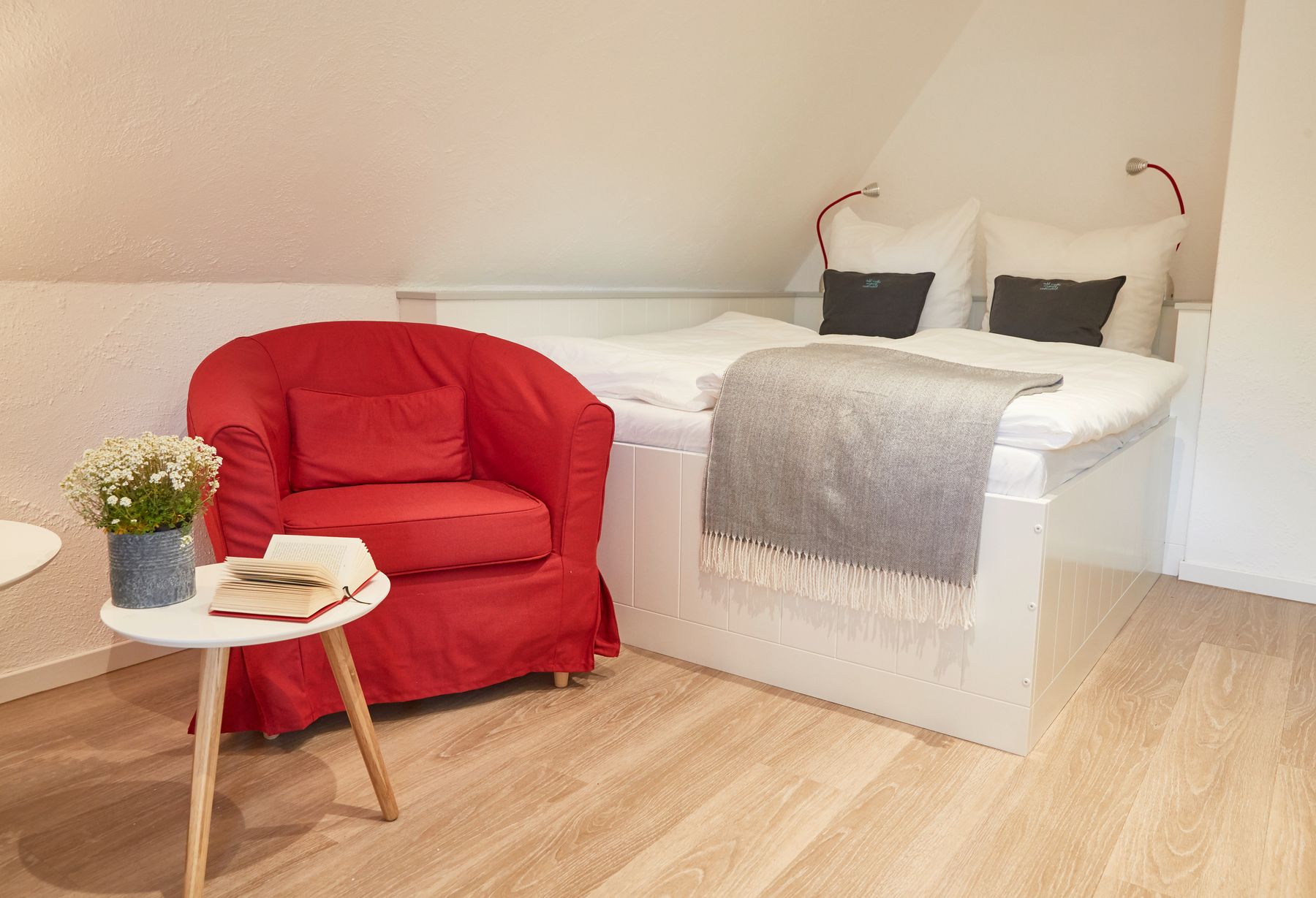 Gästezimmer 3, roter Sessel am Bett